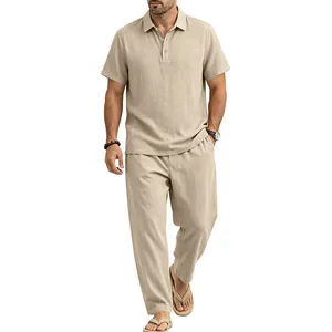 Detail des khakifarbenen Leinenstoffes am Sommer-Polohemd und der passenden Hose