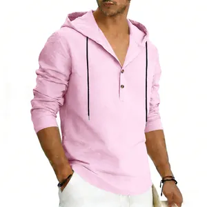 Vista dettagliata della camicia in lino rosa con cappuccio da uomo e cordoncini neri