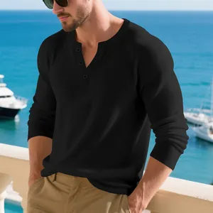 Gros plan d'un t-shirt Henley noir à manches longues pour homme en maille côtelée