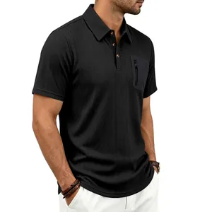 Detail eines schwarzen Herren-Poloshirts mit Jacquard-Struktur und Reißverschlusstasche