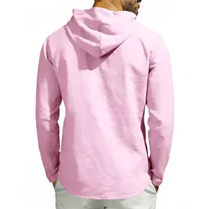 Vista posteriore dettagliata di una camicia con cappuccio in lino rosa da uomo con trama traspirante