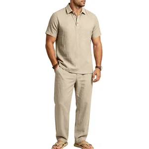 Komplette Ansicht von Herren Beige Leinen Polo Shirt und passende Hosen Set