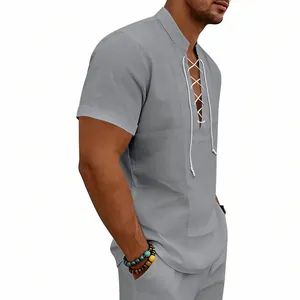 Dettaglio della camicia Henley in lino grigio con lacci frontali e collo alla coreana