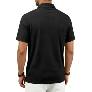 Rückansicht eines schwarzen Herren-Poloshirts mit strukturiertem Jacquard-Muster