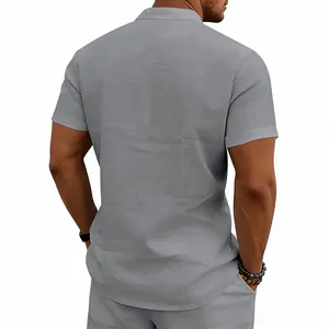 Vista posteriore di una camicia casual da uomo in lino grigio con collo alla coreana