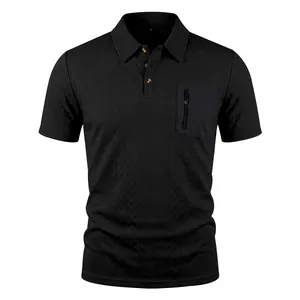 Detailansicht eines schwarzen Herren-Poloshirts mit Jacquard-Muster und Reißverschlusstasche