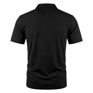 Rückansicht eines schwarzen Herren-Poloshirts mit Jacquard-Struktur und Kurzarm-Schnitt.