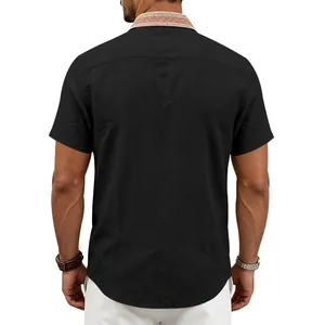 Rückansicht eines schwarzen Herren-Leinenhemdes mit ethnisch gemustertem Polo-Kragen-Detail