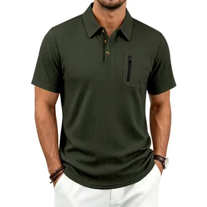 Nahaufnahme eines dunkelgrünen Herren-Jacquard-Poloshirts mit taktischer Reißverschlusstasche