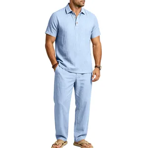 Vollansicht eines hellblauen Baumwoll-Leinen-Sets für Herren mit Poloshirt und langer Hose