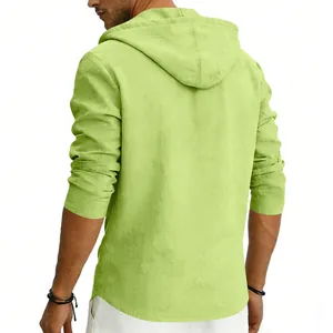 Vista posteriore dettagliata di una camicia in lino verde lime da uomo con cappuccio