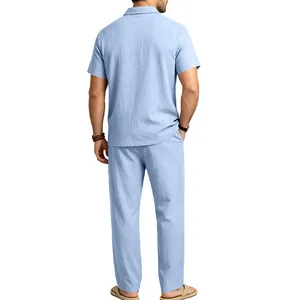 Rückansicht von hellblauem Baumwoll-Leinen-Set aus Polohemd und Hose für Herren