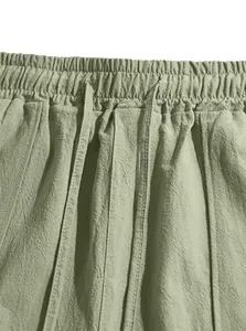 Detailaufnahme des elastischen Bunds und Kordelzugs bei Herren-Leinen-Strandhosen