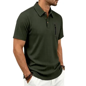 Detailansicht eines dunkelgrünen Poloshirts mit Jacquard-Muster und Reißverschlusstasche