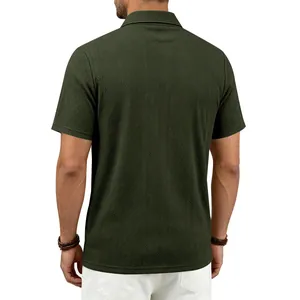 Detaillierte Rückansicht eines olivgrünen Jacquard-Poloshirts für Herren mit Kurzarm