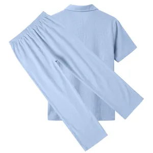 Rückansicht eines hellblauen Kurzarmhemdes und einer langen Hose aus Leinenimitat.