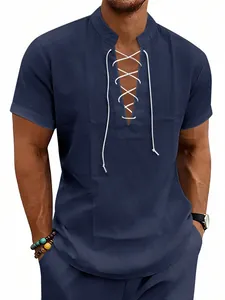 Camicia Henley da uomo in lino blu scuro con lacci bianchi sullo scollo a V e maniche corte