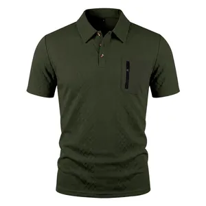 Nahaufnahme eines dunkelgrünen Jacquard-Poloshirts für Herren mit Reißverschlusstasche