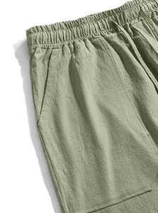 Detailansicht der Herren-Leinenhose mit elastischem Bund, Seitentasche und Stoffstruktur