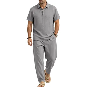 Ganzkörperaufnahme eines Mannes in einem grauen Polo-Set aus Baumwolle und Leinen