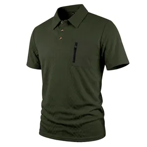 Nahaufnahme des olivgrünen Herren-Jacquard-Poloshirts mit einer Reißverschlusstasche
