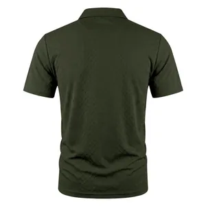 Detaillierte Rückansicht des olivgrünen Herren-Tactical-Poloshirts mit Jacquard-Struktur