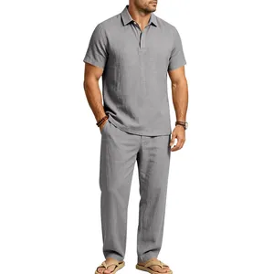 Umfassende Detailansicht der Textur und Passform des grauen Leinen-Polo-Outfits