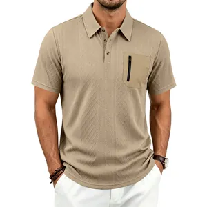 Detailansicht des khakifarbenen Jacquard-Poloshirts für Herren mit taktischer Tasche