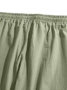 Nahaufnahme der Herren-Leinen-Strandhose mit elastischem Bund und strukturierter Optik