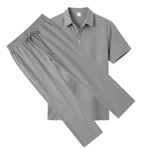 Klassisches graues Herren Sommer-Leinen-Set mit Kurzarm-Poloshirt und langer Hose