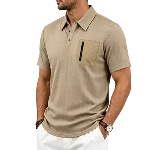 Detailansicht eines Herren-Jacquard-Polo-Shirts mit taktischer Reißverschlusstasche.