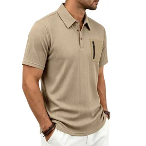 Detail eines khakifarbenen Herren-Poloshirts mit Jacquard-Struktur und Reißverschlusstasche