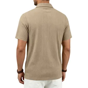 Rückansicht eines khakifarbenen, texturierten Kurzarm-Poloshirts für Herren im Sommer