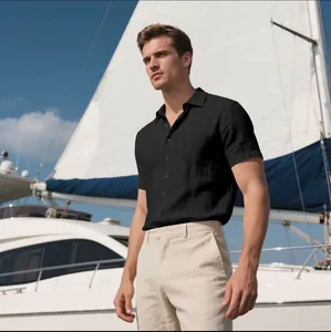 Camisa informal de lino negro para hombre en un velero para las vacaciones de verano.