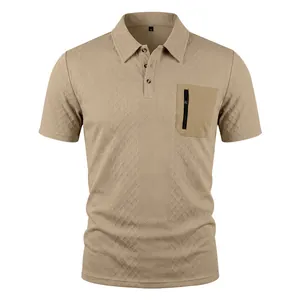 Detailansicht eines khakifarbenen Jacquard-Poloshirts für Herren mit Taktik-Reißverschlusstasche