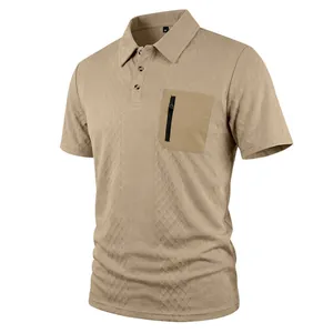 Detailaufnahme eines Herren-Jacquard-Poloshirts mit taktischer Reißverschlusstasche