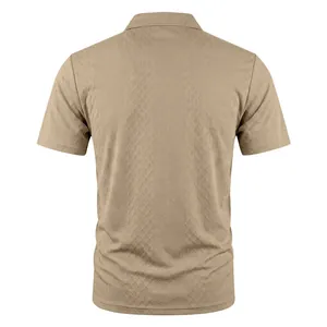 Rückansicht des khakifarbenen Jacquard-Poloshirts für Herren mit strukturiertem Stoffdetail