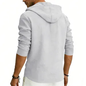 Vista posteriore di una comoda camicia da uomo casual in lino con cappuccio grigio