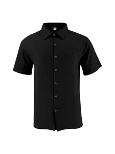 Vista de detalle de camisa negra de manga corta de algodón y lino con un bolsillo