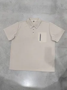 Khaki Jacquard-Poloshirt für Herren mit taktischer Brusttasche mit Reißverschluss.