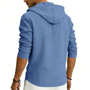 Vista posteriore di una camicia in lino con cappuccio a maniche lunghe da uomo, blu.