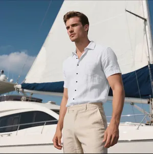 Detalle de una camisa de lino blanco transpirable para hombre en un yate de lujo