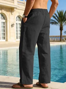 Detaillierte Rückansicht der schwarzen Leinenhose für Herren für den Strandurlaub