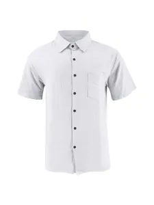 Vista frontal detallada de una camisa casual blanca de manga corta en lino y algodón para hombre