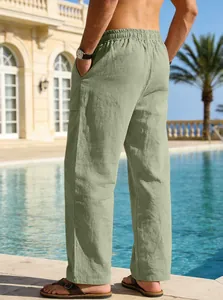 Makroansicht der salbeigrünen Herren-Leinen-Strandhose mit bequemem Gummizug im Bund.