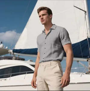 Detalle de camisa informal de lino gris para hombre en el entorno de un yate de lujo