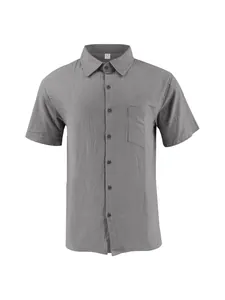 Vista detallada de una camisa casual gris de algodón y lino con bolsillo frontal