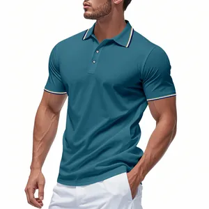 Détail d'un polo de golf pour homme à séchage rapide avec col et poignets rayés