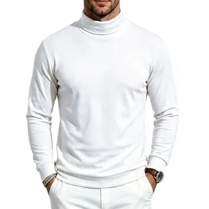 Detalle de una camiseta de manga larga y cuello alto para hombre en blanco