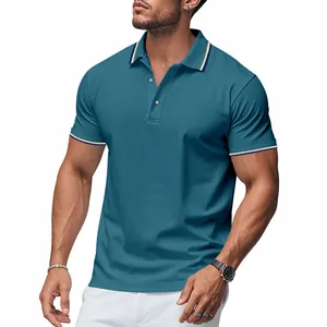 Gros plan d'un polo homme bleu sarcelle avec col et poignets à rayures blanches